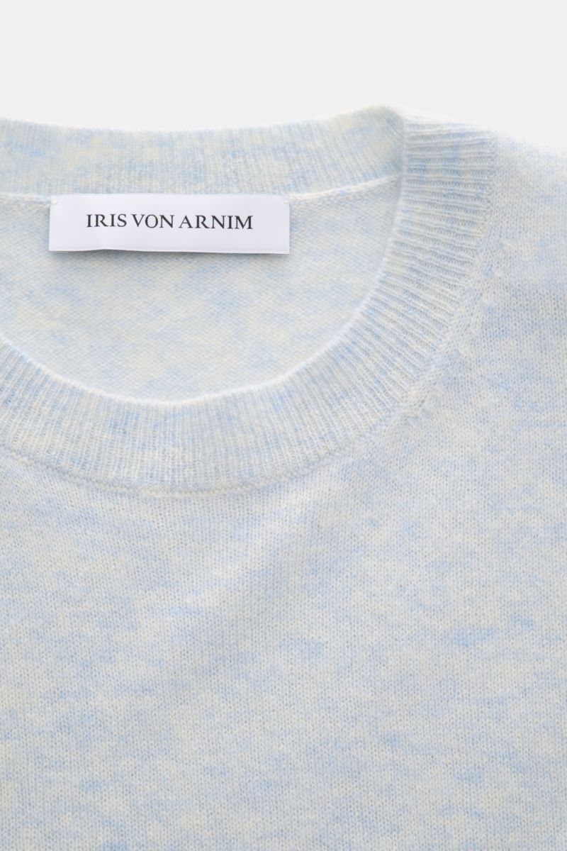 Close-up front view of Iris von Arnim Cashmere-Seide Rundhalspullover 'Amiro' pastellblau meliert, soft cashmere-silk blend with fine knit, round neckline, ribbed cuffs, regular fit, luxury lightweight sweater perfect for denim or wool trousers. Der Ru