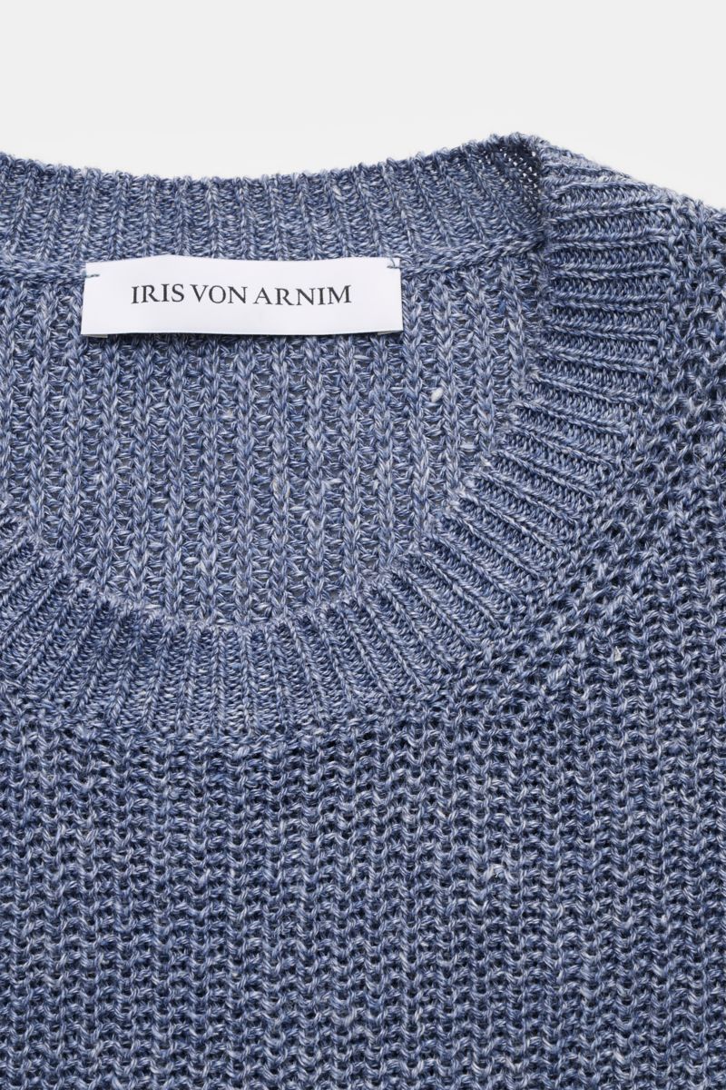 Close-up top-down view of Iris von Arnim Crew neck jumper 'Leovan' smoky blue mottled, showing voluminous brioche knit in linen-cotton blend.

A luxurious knitwear essential: With its voluminous brioche knit in the finest linen-cotton blend, this crew 