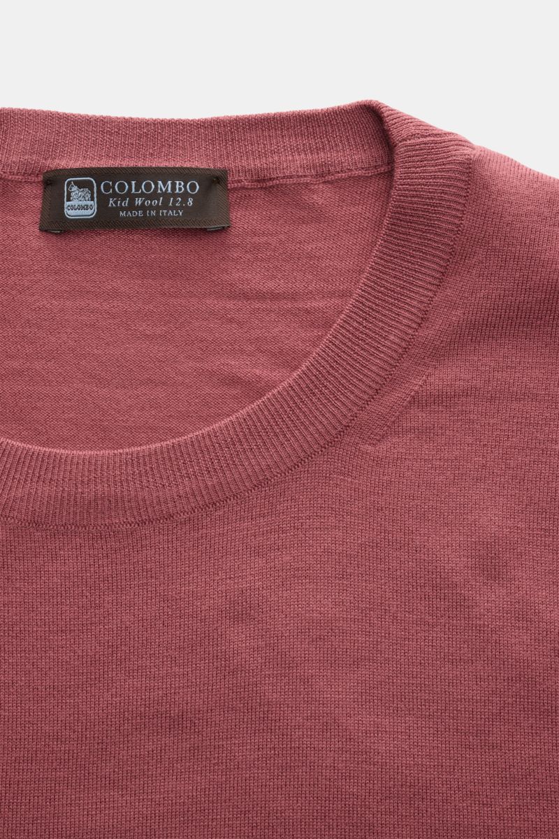 Close-up top-down view of the Colombo Kurzarmpullover altrosa, showcasing its round neckline and textured ribbed cuffs.

Description: Subtiler Luxus: Gefertigt aus exklusiver 'Kid Wool', überzeugt der Kurzarmpullover mit außergewöhnlicher Feinheit und 
