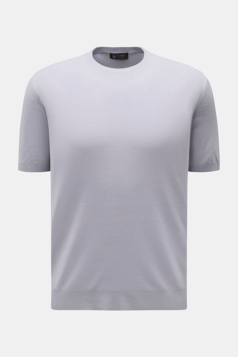 Front view of Colombo Kurzarmpullover rauchblau, a short-sleeve, round-neck pullover made from exclusive Kid Wool, showcasing fine craftsmanship, pure wool, very soft touch, regular fit, and comfortable ribbed cuffs. Subtiler Luxus: Gefertigt aus exklu