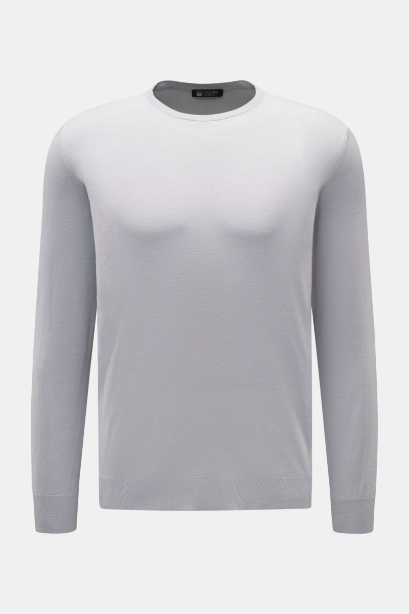 Colombo Rundhalspullover rauchblau, frontal fotografiert, aus exklusiver Kid Wool mit Rundhalsausschnitt, Regular Fit und weichen Rippbündchen.