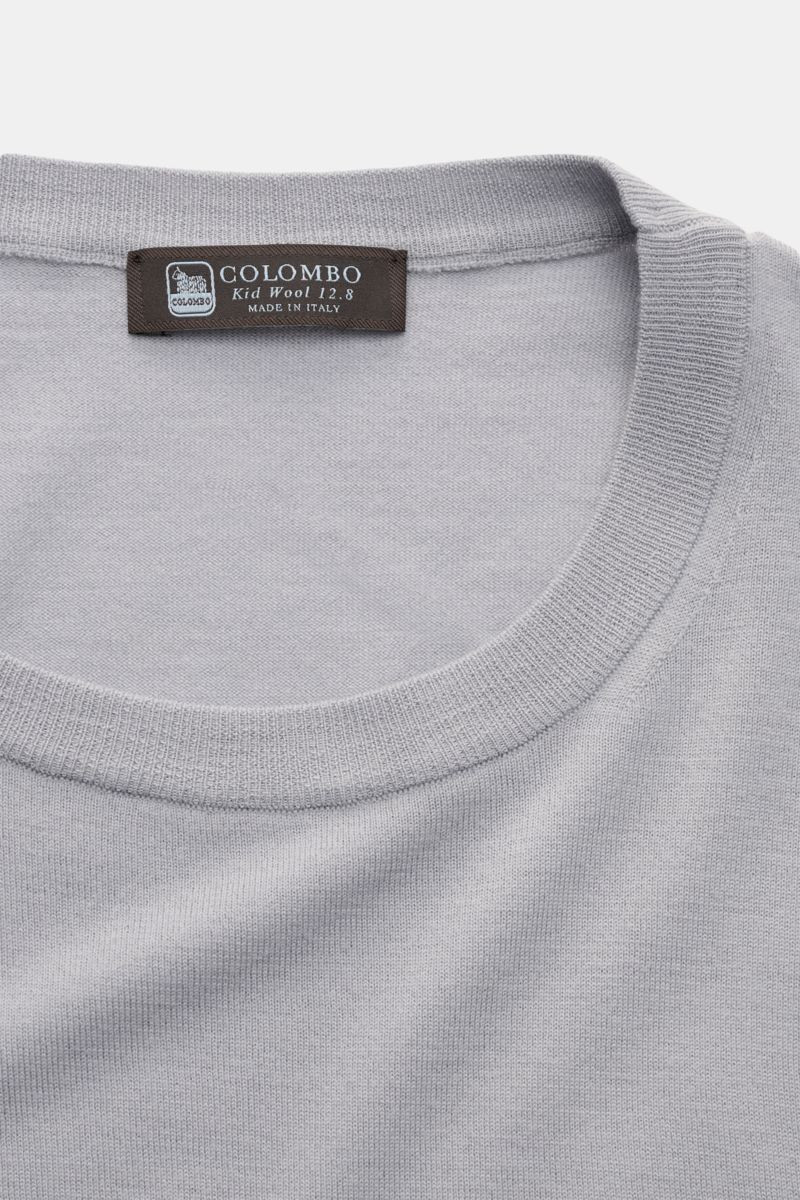 Nahe Aufnahme des Colombo Rundhalspullover rauchblau aus exklusiver Kid Wool mit Rundhalsausschnitt, weichem Griff und Rippbündchen.