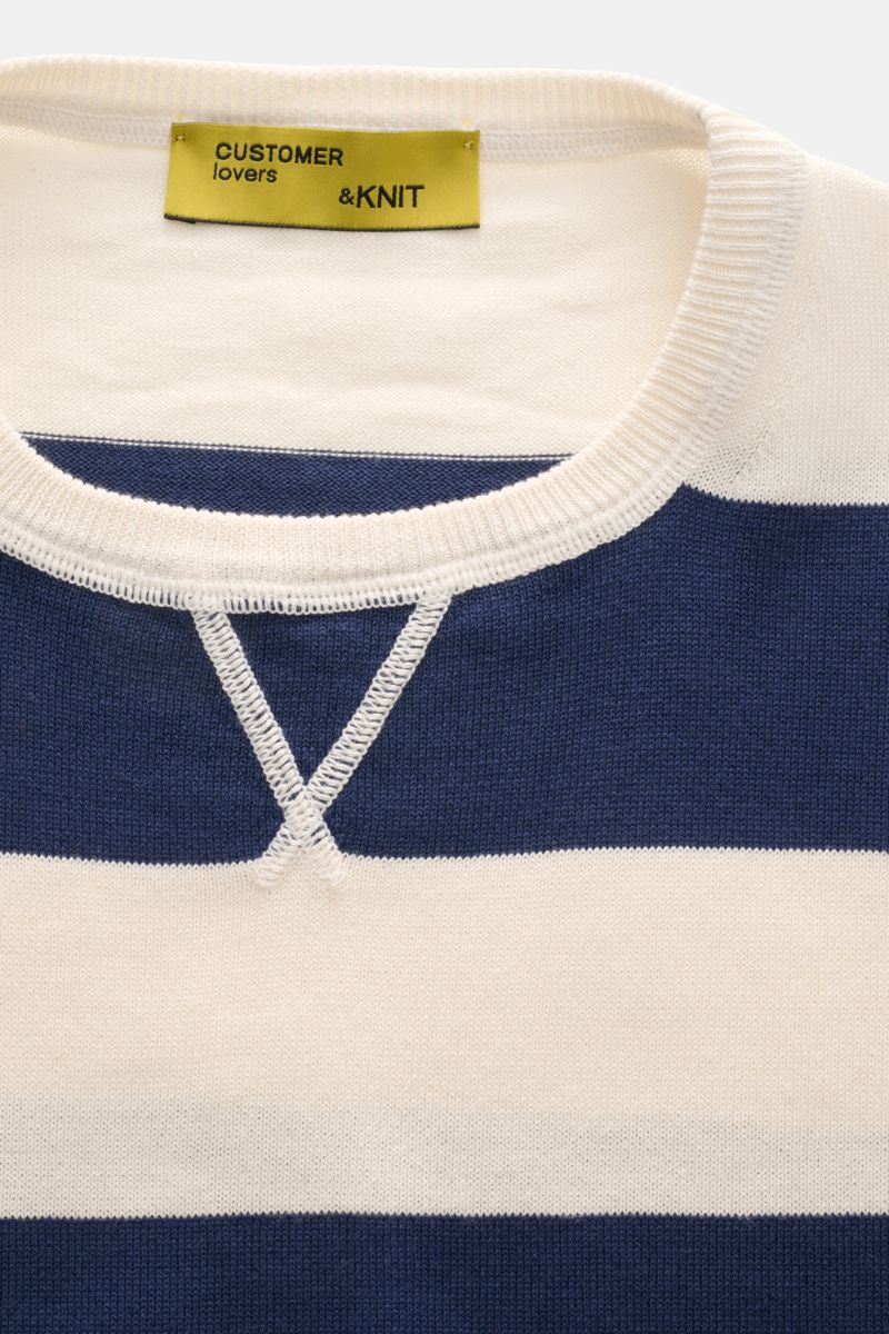 B.F. Knitwear Rundhalspullover navy/creme gestreift, Slim Fit, aus reiner Baumwolle, feines Strickbild, Rundhalsausschnitt, Detailfoto von oben.