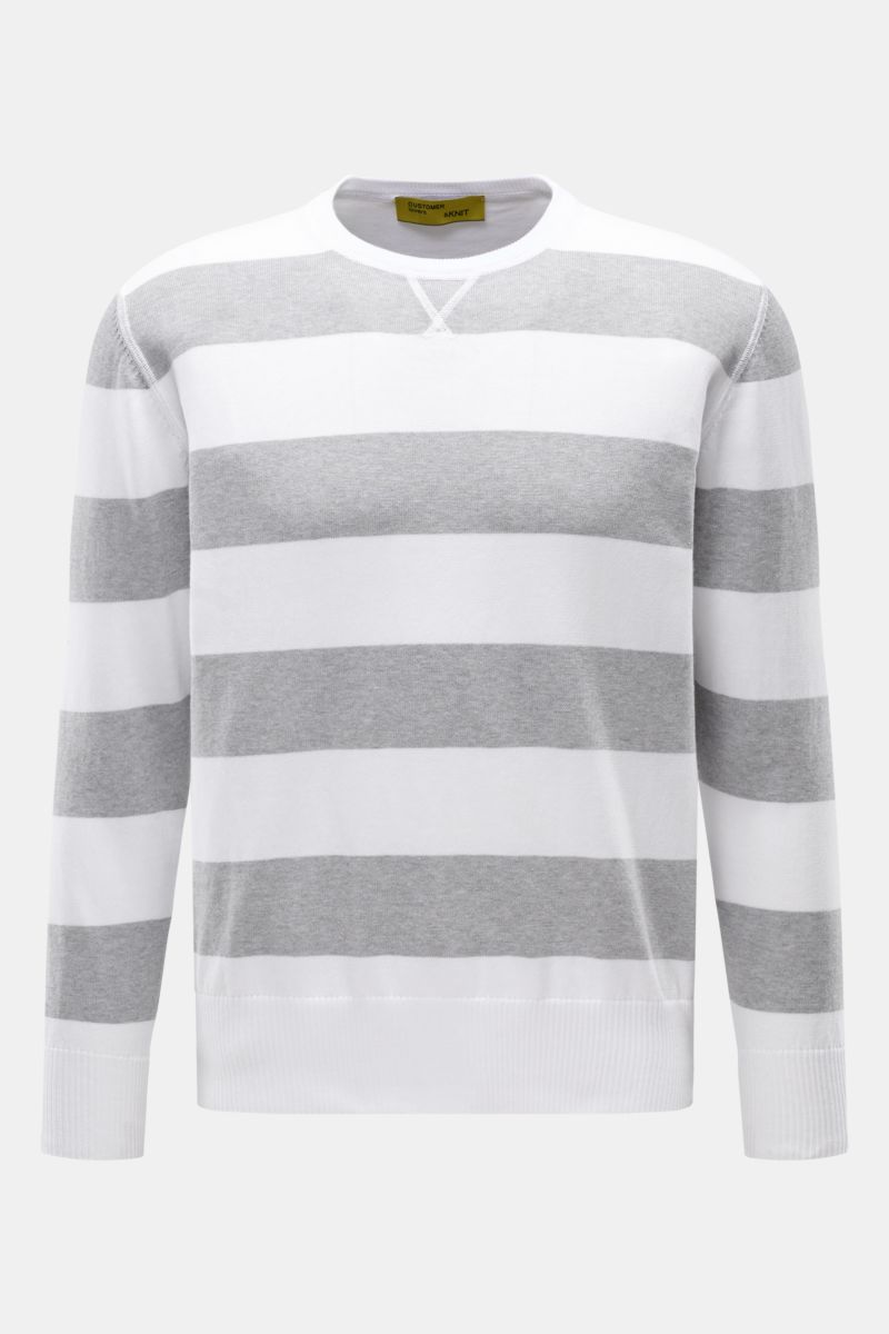 B.F. Knitwear Rundhalspullover grau/weiß gestreift, Frontansicht, leichter Sommerstrick aus reiner Baumwolle, Slim Fit, Rundhalsausschnitt.
