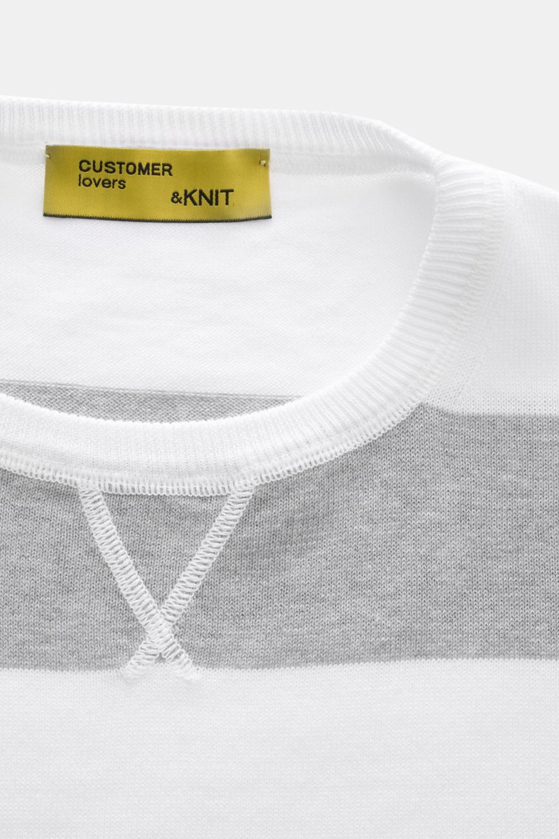 B.F. Knitwear Rundhalspullover grau/weiß gestreift, Slim Fit mit Rundhalsausschnitt, feinem Strickbild, Baumwolle, elastische Bündchen, Detailaufnahme von oben.