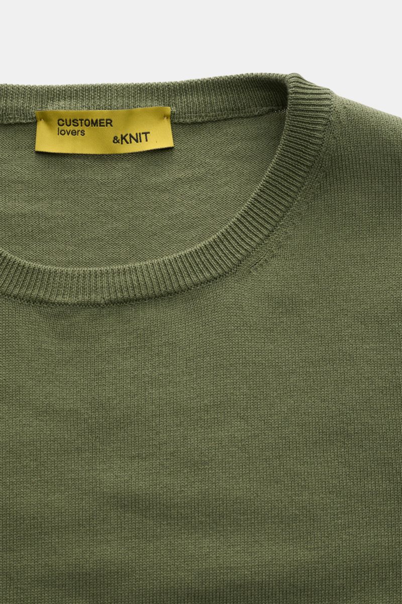 B.F. Knitwear Rundhalspullover oliv in Slim Fit, aus reiner Baumwolle mit feinem Strickbild, Rundhalsausschnitt und Rippbündchen, Nahaufnahme von oben.