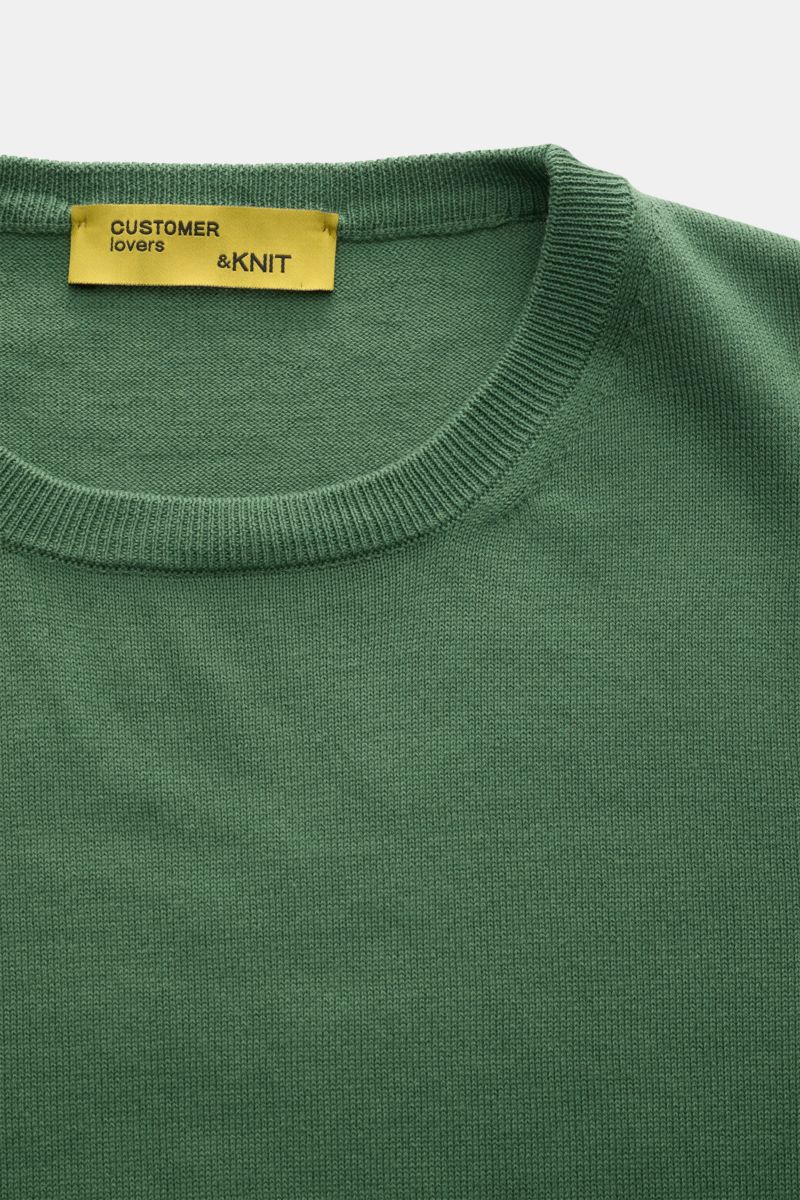 Close-up top view of B.F. Knitwear Crew neck jumper green, a slim fit pure cotton jumper with fine knit and ribbed bands.

Description: 
A versatile essential for spring: This crew neck jumper in pure cotton by B.F. KNITWEAR enhances any wardrobe with 