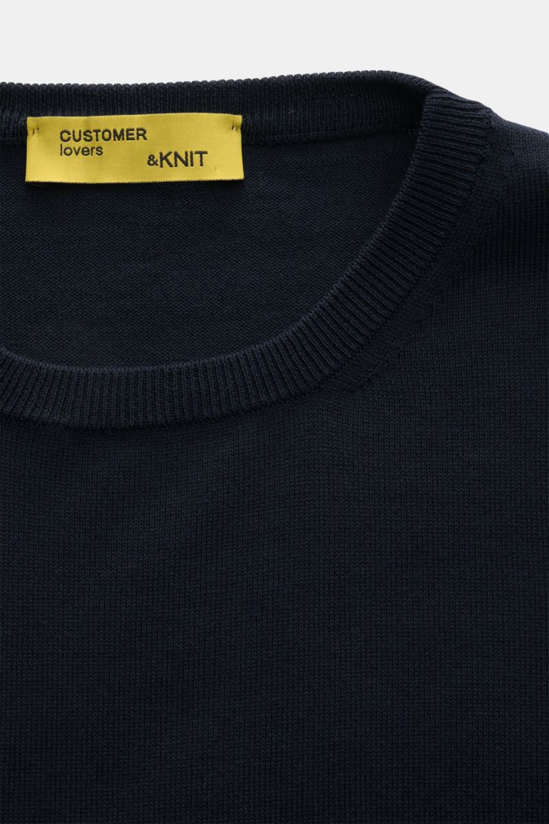 Close-up front view of B.F. Knitwear Crew neck jumper dark navy, showcasing pure cotton fine knit with ribbed bands and slim fit.

A versatile essential for spring: This crew neck jumper in pure cotton by B.F. KNITWEAR enhances any wardrobe with a clea