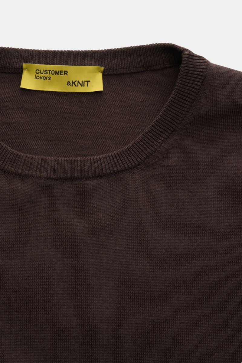 Close-up front view of B.F. Knitwear Crew neck jumper dark brown in fine knit pure cotton with ribbed bands, soft feel, slim fit.

Description: A versatile essential for spring: This crew neck jumper in pure cotton by B.F. KNITWEAR enhances any wardrob