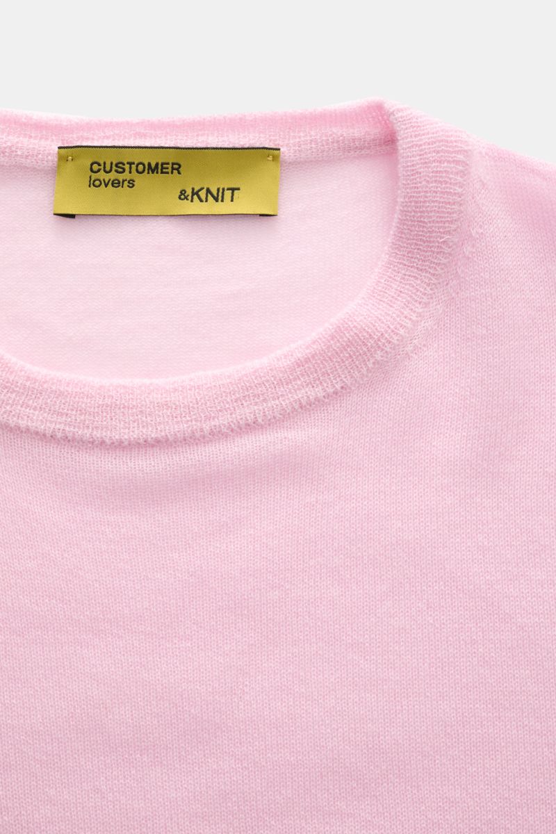 Close-up, top-down view of the B.F. Knitwear Cashmere crew neck jumper rose, showing fine, airy knit fabric and elasticated rib knit bands.

Description: Lightweight summer cashmere from knitwear experts B.F. KNITWEAR: enhance your spring wardrobe with