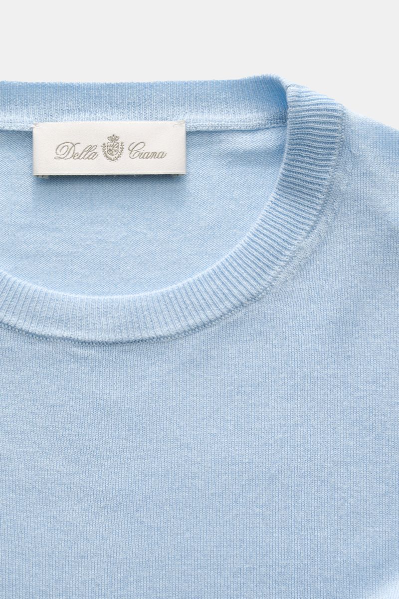 Della Ciana Feinstrick-Rundhalspullover 'Girocollo' pastellblau shown from a top-down close-up, highlighting its slim fit, round neck, soft silk-cashmere blend, fine knit texture, and ribbed collar. 