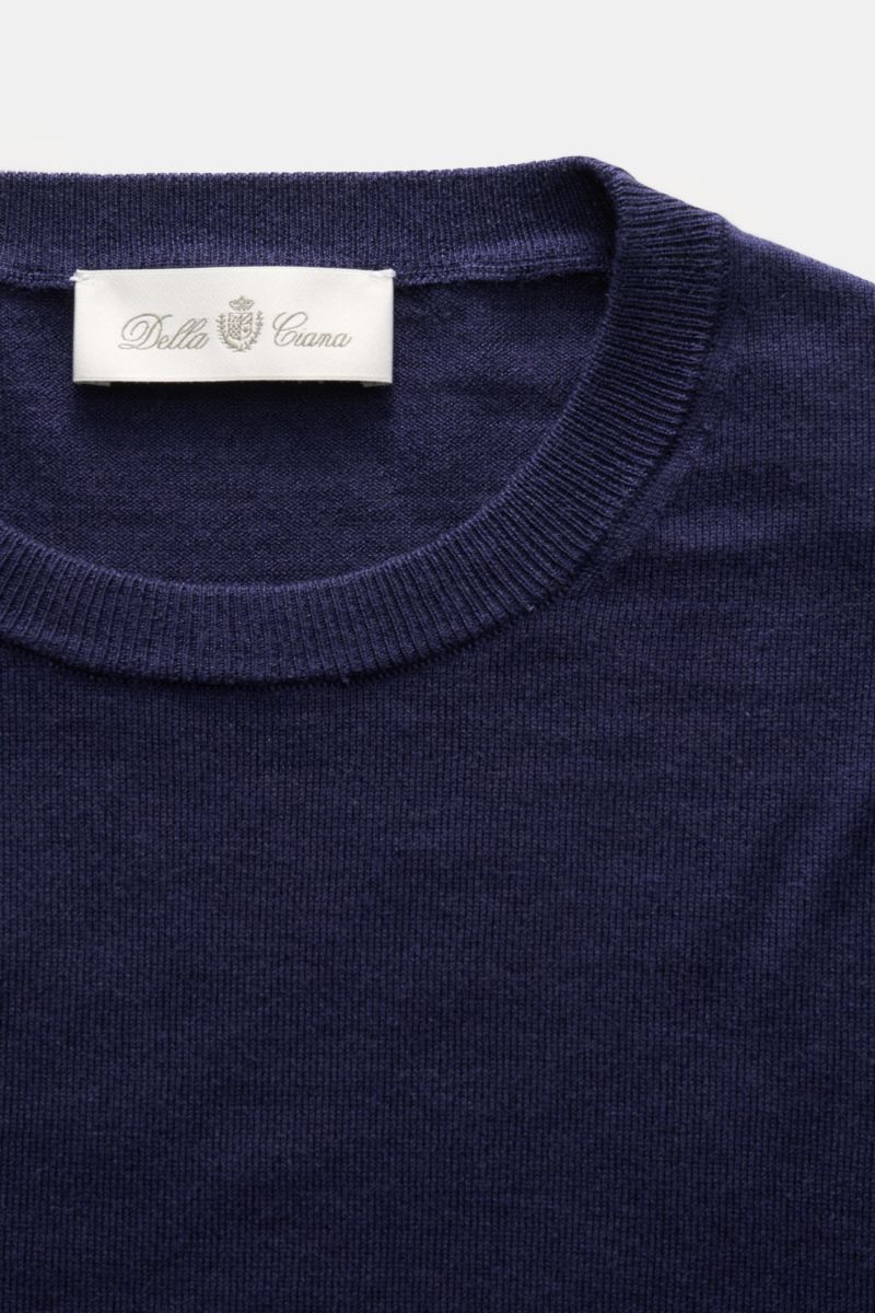 Close-up top-down view of the Della Ciana Feinstrick-Rundhalspullover 'Girocollo' navy, showing its fine knit, slim fit, round neckline, and ribbed collar with label; a luxurious silk-cashmere blend with a soft touch and lightweight, fine knit quality. 