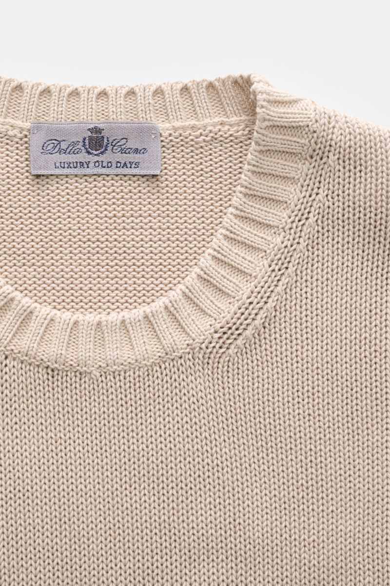 Della Ciana Rundhalspullover sand, Nahaufnahme von oben, mittelfeiner Strick aus Pima-Baumwolle, weicher Griff, Slim Fit, Rundhalsausschnitt.