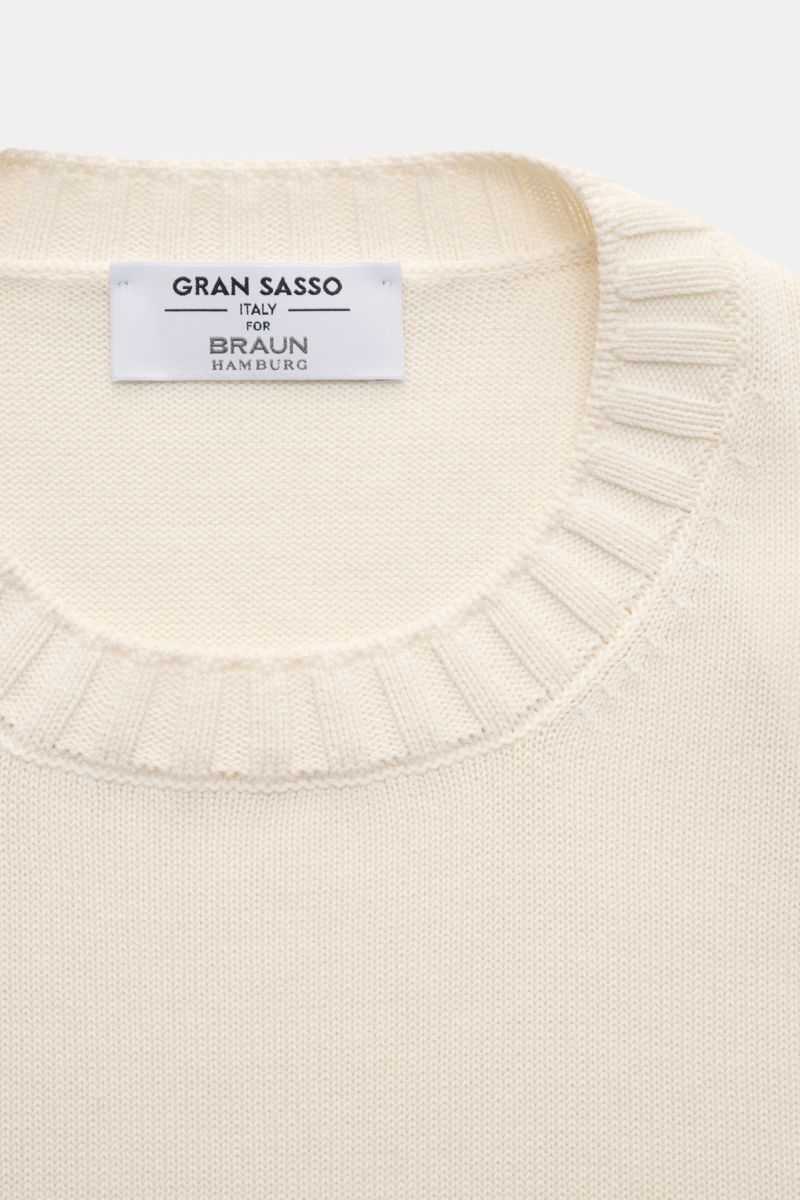 Gran Sasso Rundhalspullover creme aus reiner Baumwolle mit feinem Strickbild, Rundhalsausschnitt und Rippbündchen, Slim Fit, Front nah.