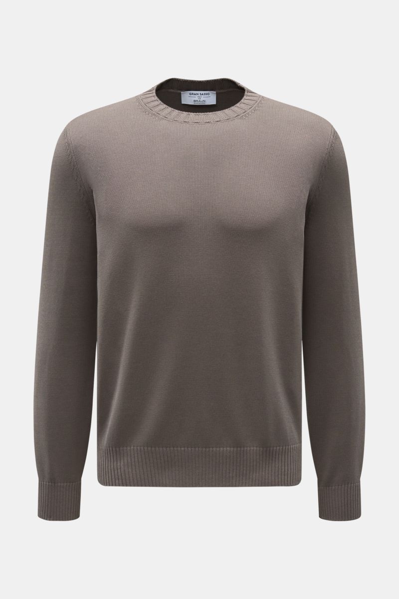 Gran Sasso Rundhalspullover graubraun aus reiner Baumwolle mit Slim Fit, feinem Strickbild, weichem Griff, Rundhalsausschnitt und Rippbündchen, frontal fotografiert.