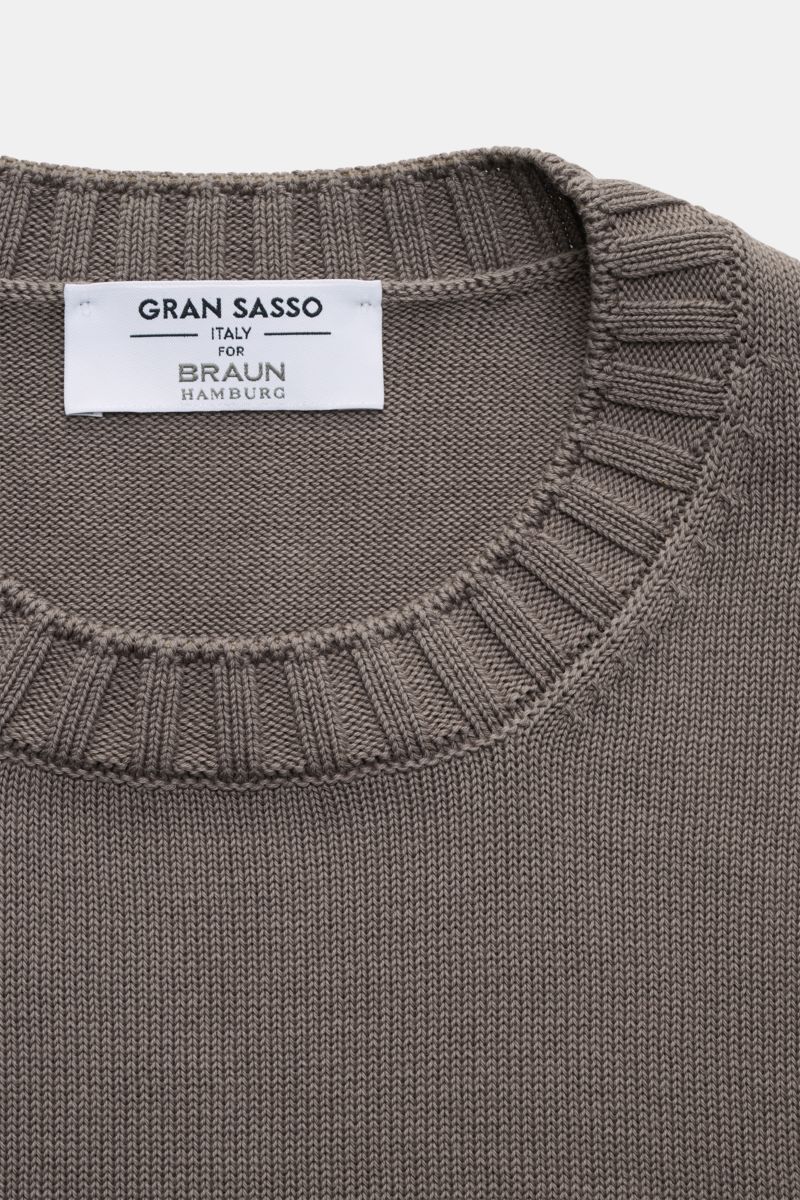 Gran Sasso Rundhalspullover graubraun aus reiner Baumwolle, Slim Fit, feines Strickbild, Rundhalsausschnitt, Rippbündchen, Detailaufnahme von oben.