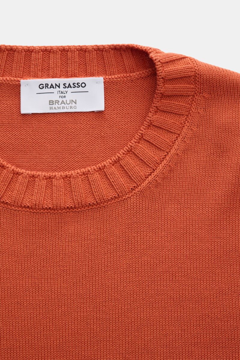 Gran Sasso Rundhalspullover orange aus reiner Baumwolle mit feinem Strickbild, Rundhalsausschnitt und Rippbündchen, Detailaufnahme von oben.