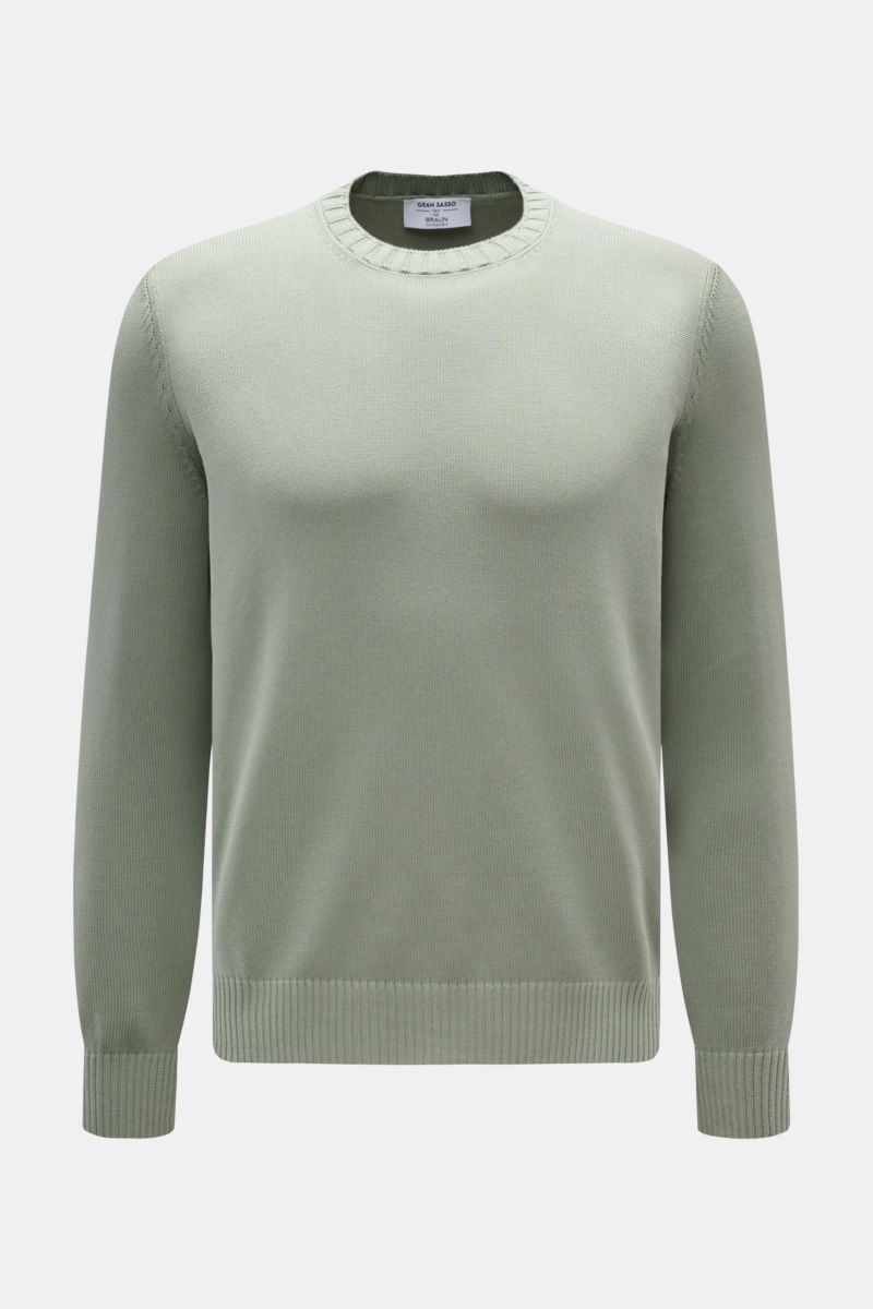 Gran Sasso Rundhalspullover salbei, von vorne fotografiert, Slim Fit Baumwollpullover mit Rundhalsausschnitt, weichem Griff, feinem Strickbild und Rippbündchen.