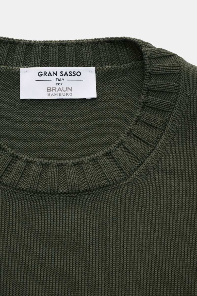 Gran Sasso Rundhalspullover dunkelgrün aus reiner Baumwolle, Slim Fit, mittelfeines Strickbild, Rundhalsausschnitt mit Rippbündchen, Nahaufnahme von oben.