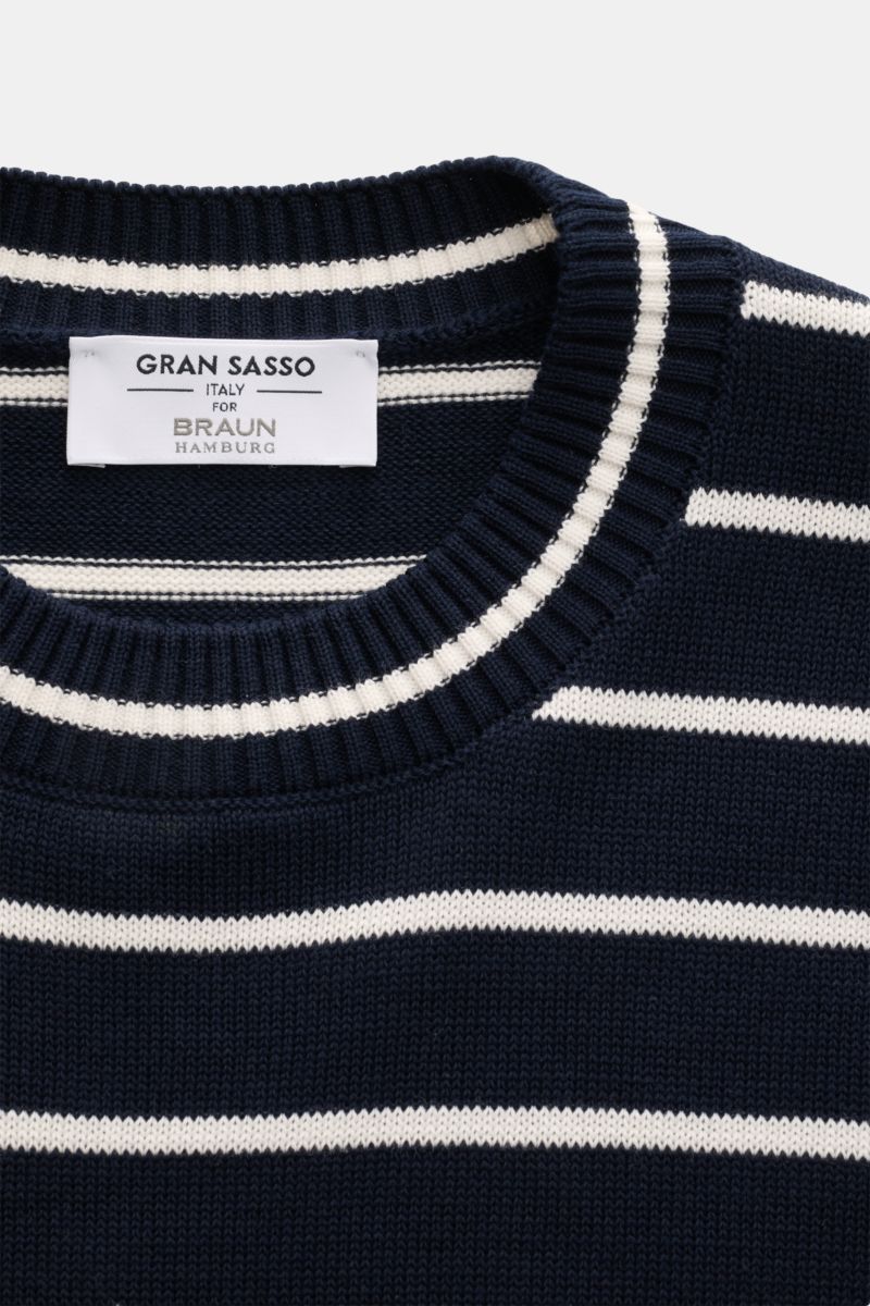 Gran Sasso Kurzarmpullover navy/weiß gestreift, Slim Fit, Rundhalsausschnitt, flexible Rippbündchen, Bio-Baumwolle, Nahaufnahme von oben.