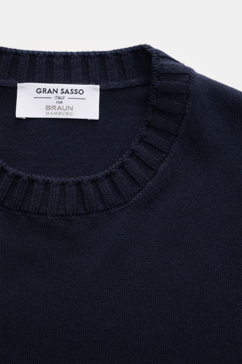 Gran Sasso Kurzarmpullover navy, Detailaufnahme von oben, reine Baumwolle, Slim Fit, Rundhalsausschnitt, weicher Griff, feines Strickbild, Rippbündchen.