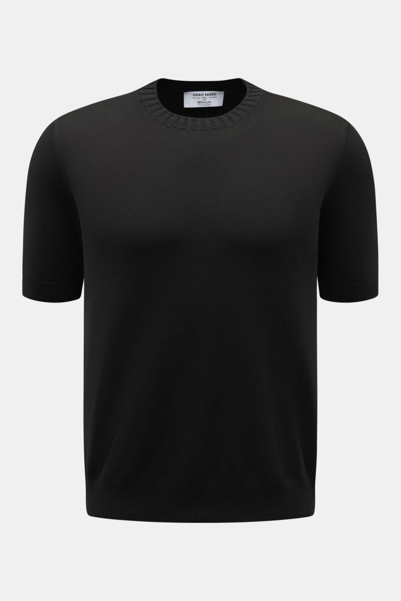 Gran Sasso Kurzarmpullover schwarz, frontale Nahaufnahme, reine Baumwolle, Slim Fit, Rundhalsausschnitt, weicher Griff, feines Strickbild, Rippbündchen, frühlingshafte Leichtigkeit.