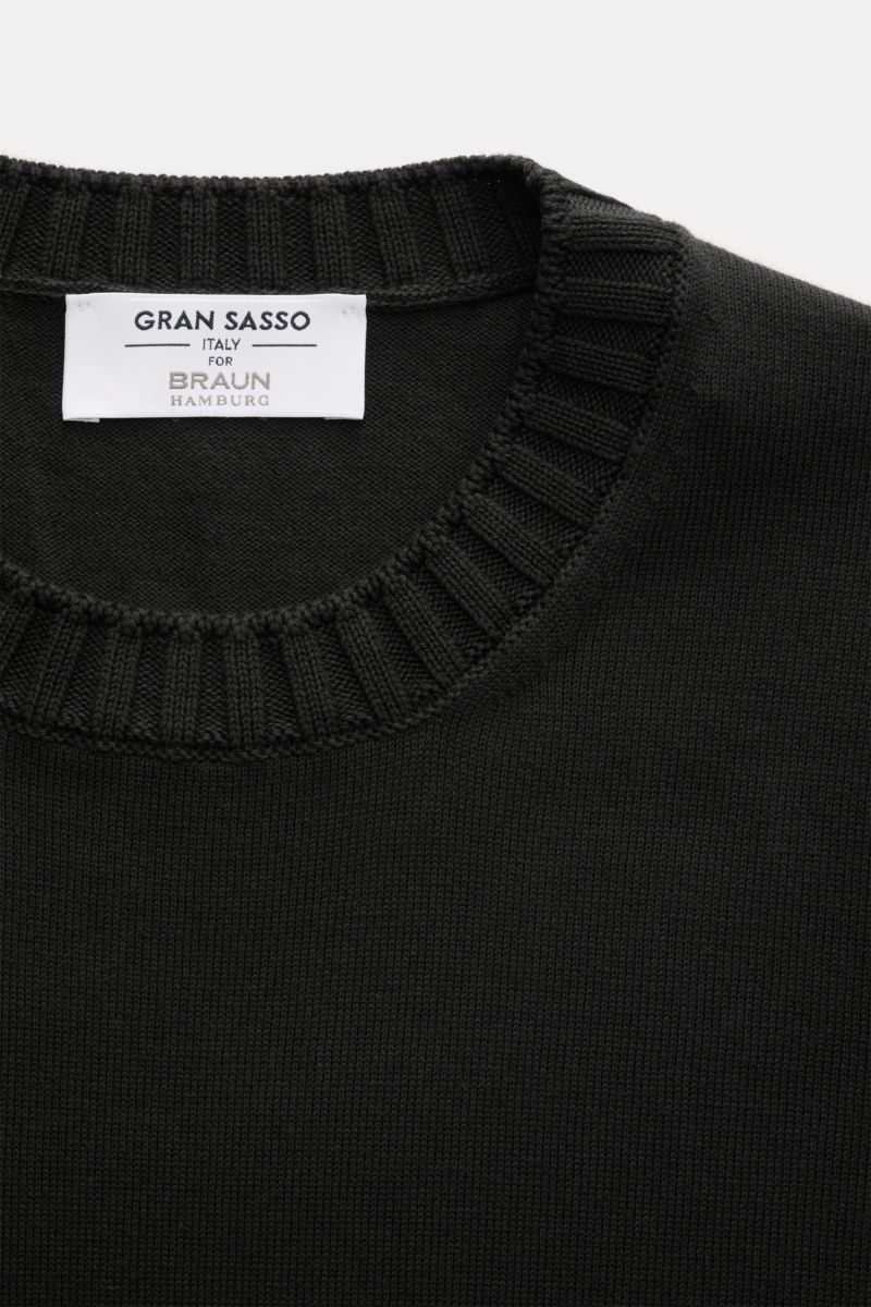 Gran Sasso Kurzarmpullover schwarz, Nahaufnahme von oben, reine Baumwolle, Slim Fit, Rundhalsausschnitt, feines Strickbild, Rippbündchen, weicher Griff.