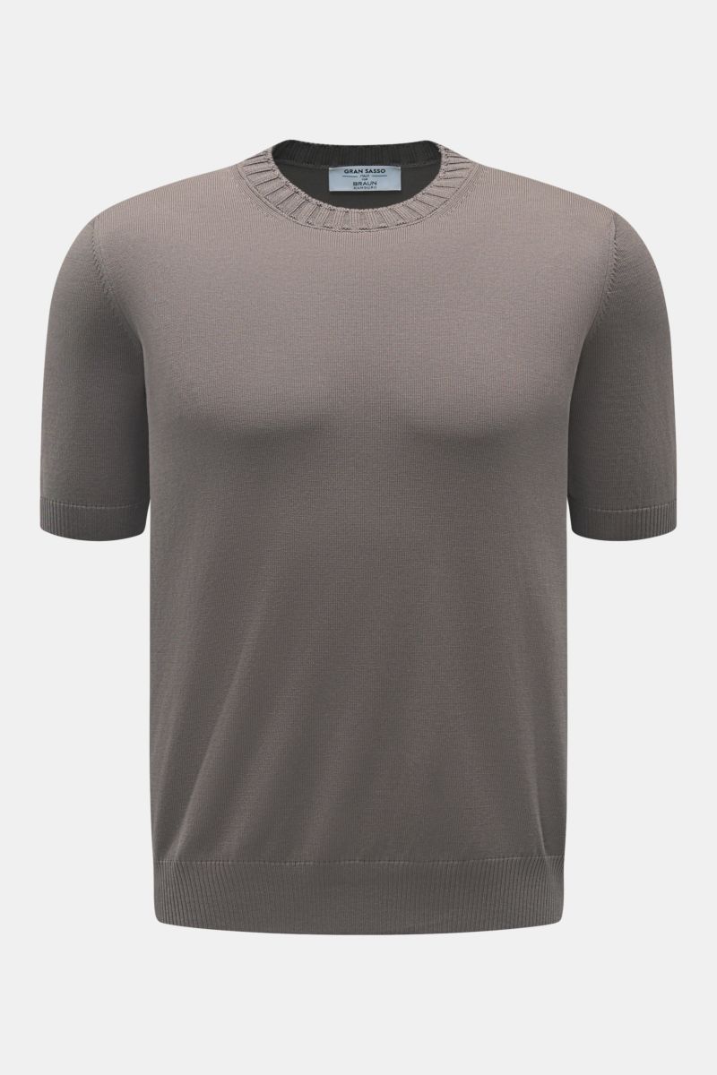 Gran Sasso Kurzarmpullover graubraun, frontal fotografiert, aus reiner Baumwolle, Slim Fit mit Rundhalsausschnitt, feinem Strickbild und Rippbündchen.