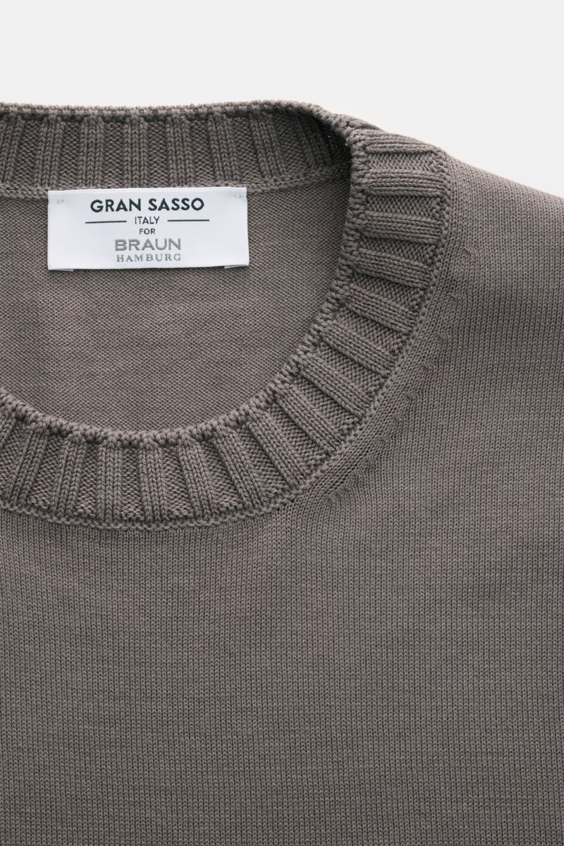 Gran Sasso Kurzarmpullover graubraun, Nahaufnahme von oben, reine Baumwolle, Rundhalsausschnitt, Slim Fit, weicher Griff, feines Strickbild.