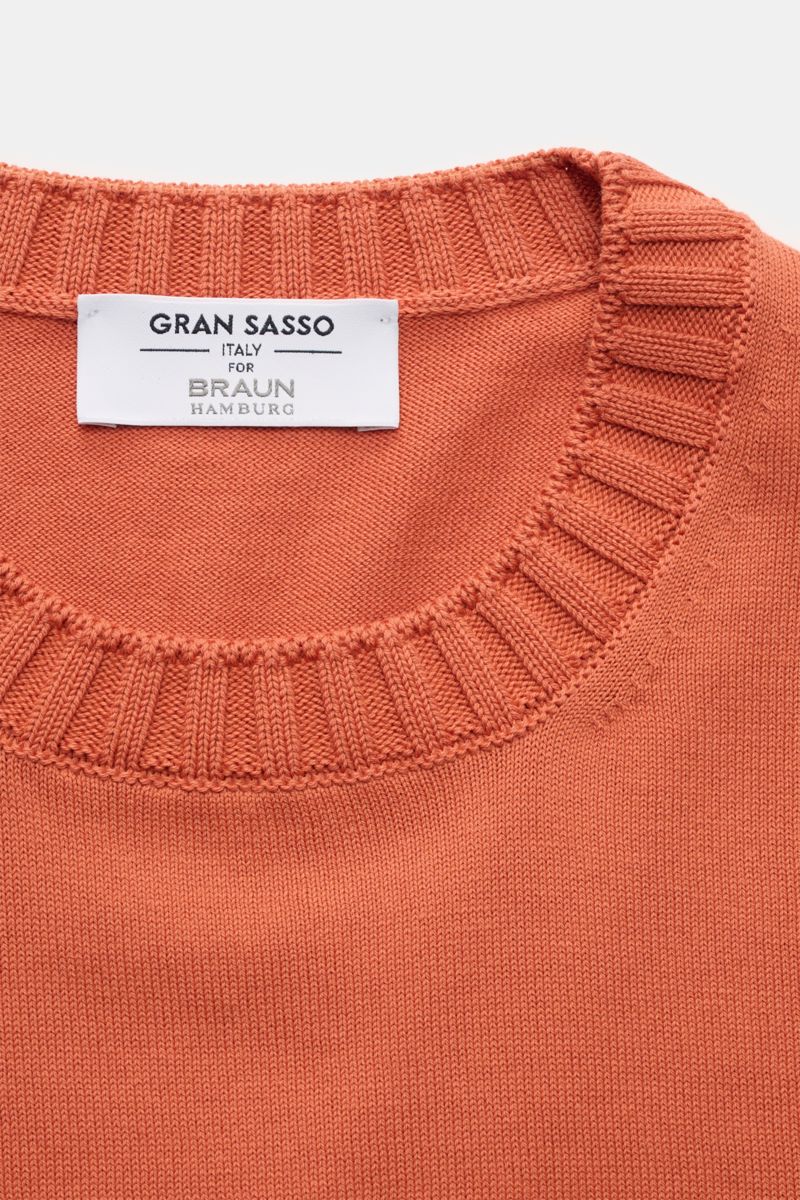 Nahaufnahme des Gran Sasso Kurzarmpullovers orange mit Rundhalsausschnitt, feinem Strickbild, Slim Fit aus reiner Baumwolle.