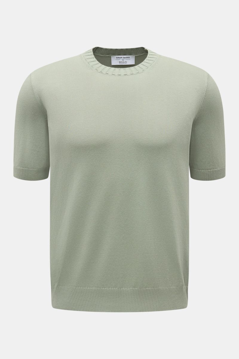 Gran Sasso Kurzarmpullover salbei, frontale Nahaufnahme, reine Baumwolle, Slim Fit, Rundhalsausschnitt, weicher Griff, feines Strickbild, Rippbündchen.