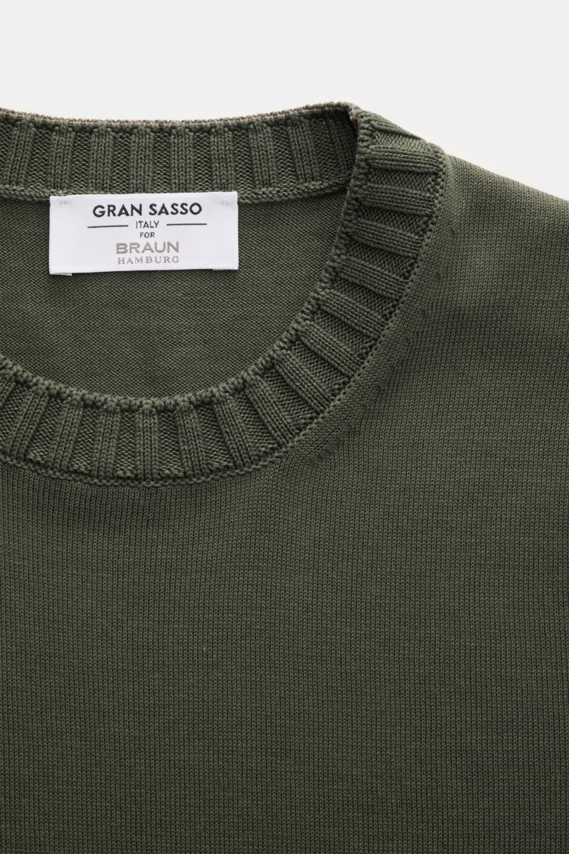 Gran Sasso Kurzarmpullover dunkelgrün, Nahaufnahme von oben auf Rundhalsausschnitt mit Rippbündchen, reine Baumwolle, Slim Fit, feines Strickbild.