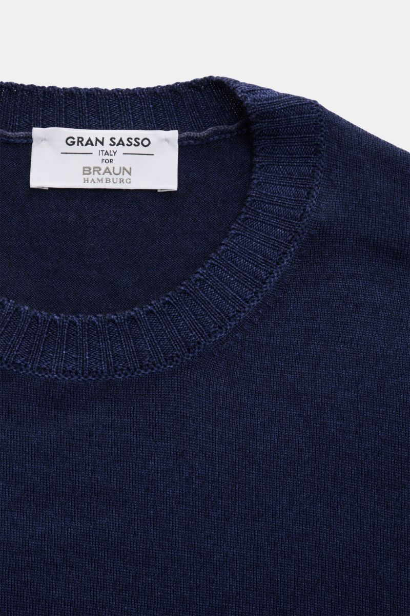 Gran Sasso Rundhalspullover dunkelblau meliert, Nahaufnahme von oben, feines Strickbild, Rundhalsausschnitt, reine Wolle, Slim Fit, weicher Griff, komfortable Rippbündchen.