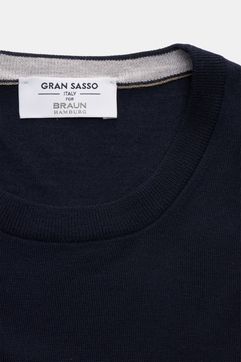 Close-up top view of Gran Sasso Rundhalspullover navy showing the round neckline and fine knit texture in navy wool.

Ultraleichte Qualität von GRAN SASSO: Der Strick-Experte aus Italien kreierte diesen Pullover aus reiner Wolle für die Frühlingszeit.