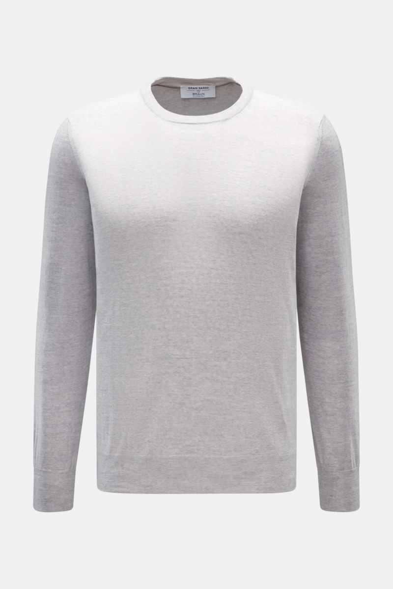 Front view of Gran Sasso Rundhalspullover hellgrau meliert, a slim fit, ultralight pure wool sweater with round neckline and ribbed cuffs.

Description: Ultraleichte Qualität von GRAN SASSO: Der Strick-Experte aus Italien kreierte diesen Pullover aus r