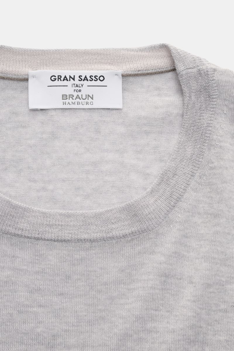 Close-up front view of the Gran Sasso Rundhalspullover hellgrau meliert, a light grey melange wool sweater with a round neckline and ribbed cuffs.

Ultraleichte Qualität von GRAN SASSO: Der Strick-Experte aus Italien kreierte diesen Pullover aus reiner