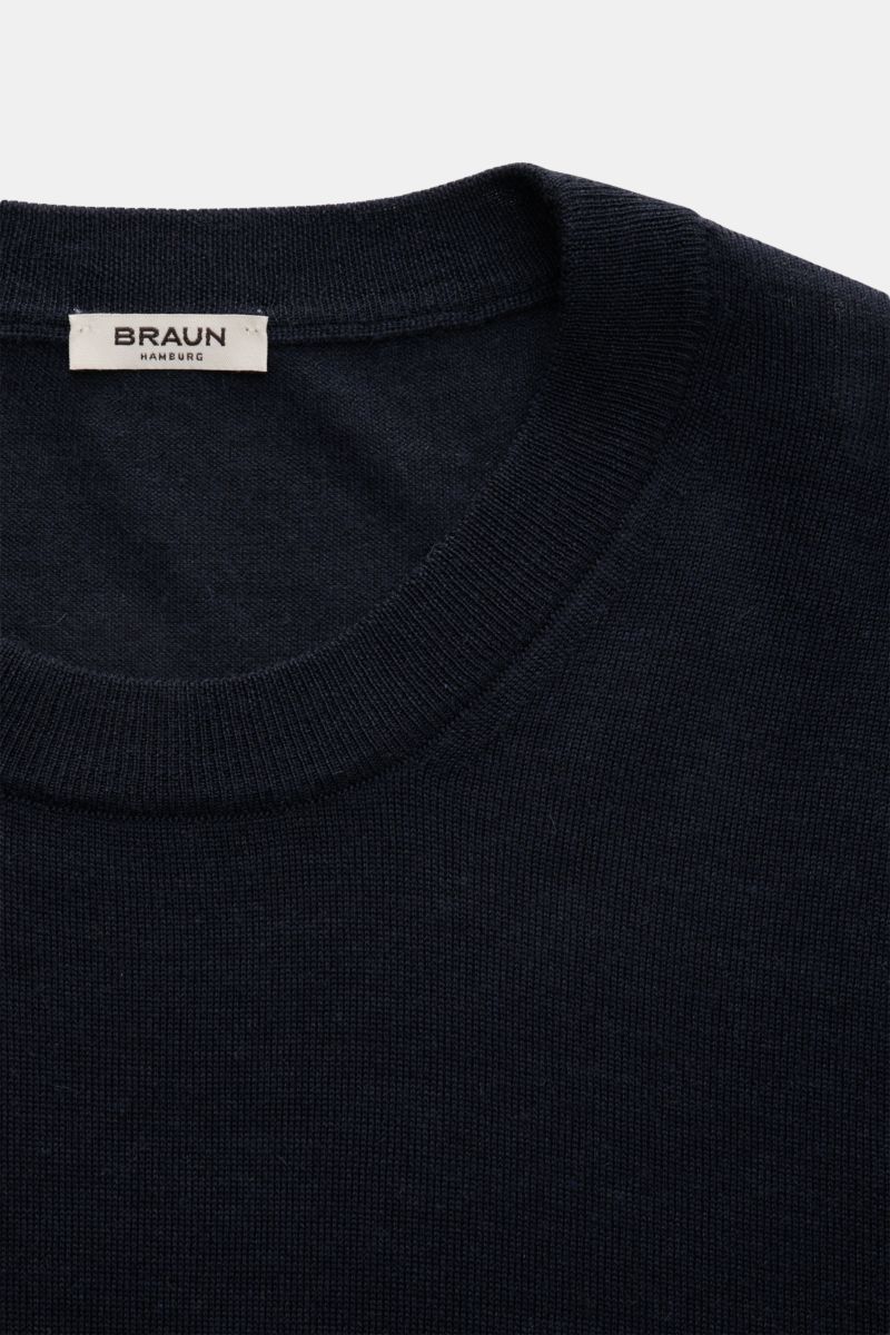 Gran Sasso Rundhalspullover navy aus Wolle, Cashmere und Seide, weicher Griff, feines Strickbild, Regular Fit, Rundhalsausschnitt, Rippbündchen, Nahaufnahme von oben.