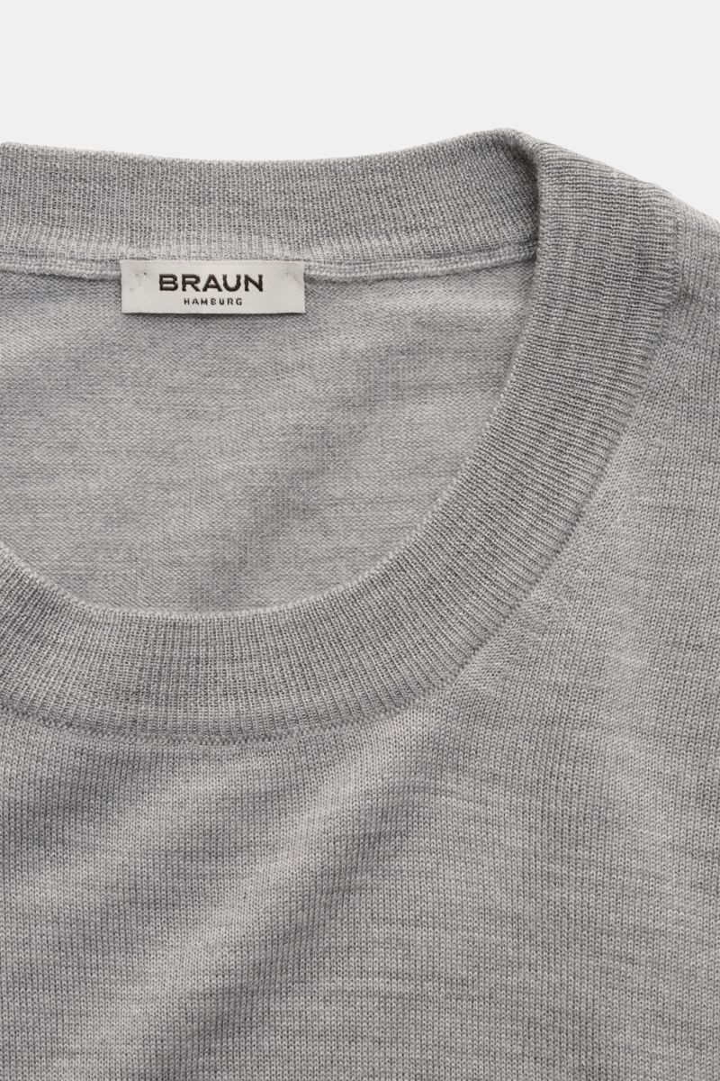 Gran Sasso Rundhalspullover grau meliert, Detailaufnahme aus Draufsicht, feines Strickbild, Rundhalsausschnitt, weiche Wolle, Cashmere und Seide, Regular Fit, flexible Rippbündchen.