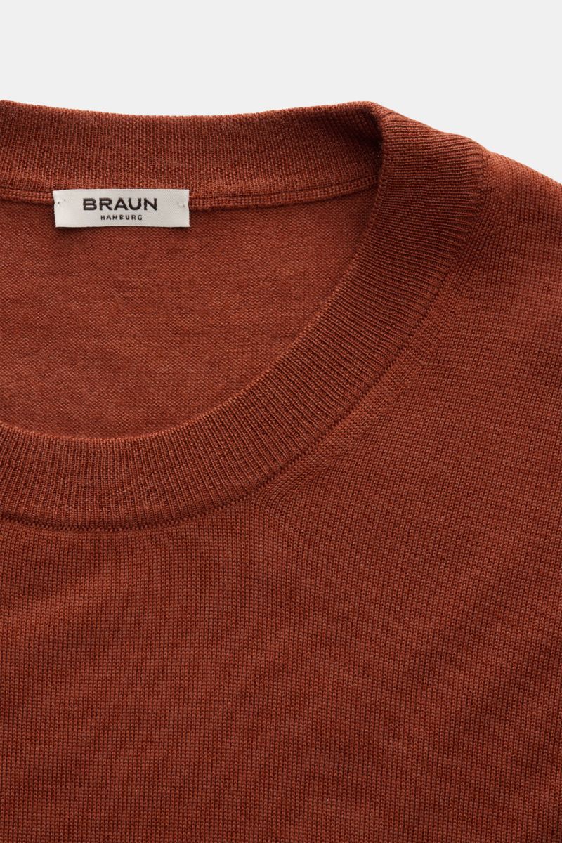 Gran Sasso Rundhalspullover rostbraun in Nahaufnahme von oben, feines Strickbild, Rundhalsausschnitt, weicher Wolle-Cashmere-Seide-Mix, Regular Fit.