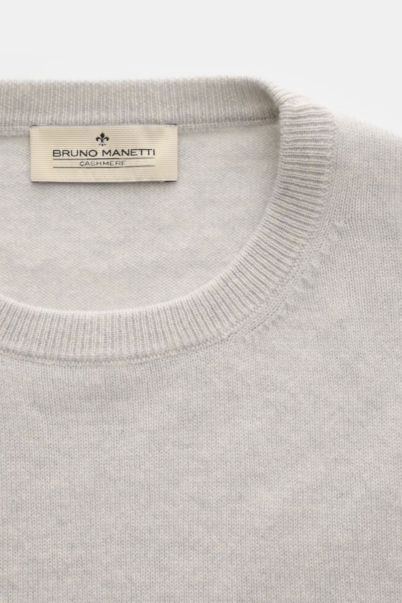 Nahaufnahme von Bruno Manetti Cashmere Rundhalspullover hellgrau meliert mit Rundhalsausschnitt, feinem Strickbild und weichem Griff.