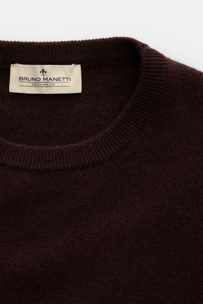 Bruno Manetti Cashmere Rundhalspullover dunkelbraun, Nahaufnahme von oben, weicher Griff, feines Strickbild, Regular Fit, Rundhalsausschnitt, Rippbündchen.