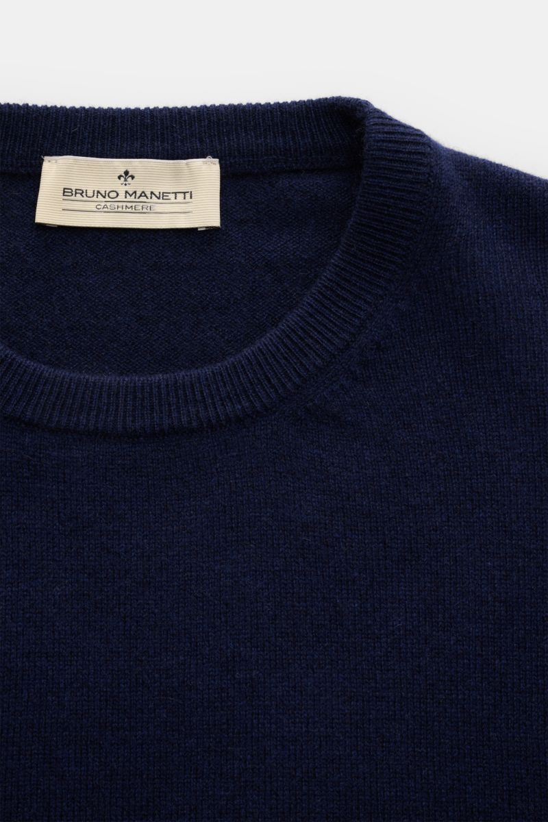Bruno Manetti Cashmere Rundhalspullover navy, Detailaufnahme von oben, weiches feines Strickbild, Rundhalsausschnitt, Rippbündchen, Regular Fit.