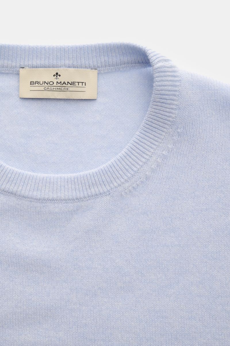 Bruno Manetti Cashmere Rundhalspullover hellblau, Nahaufnahme von oben, reiner Cashmere, weicher Griff, Regular Fit, Rundhalsausschnitt, Rippbündchen.