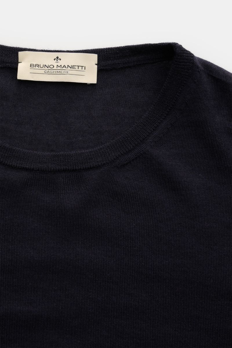 Bruno Manetti Feinstrick-Rundhalspullover navy aus Cashmere-Seide-Mix, feines Strickbild, Rundhalsausschnitt, Rippbündchen, Detailansicht vorne.