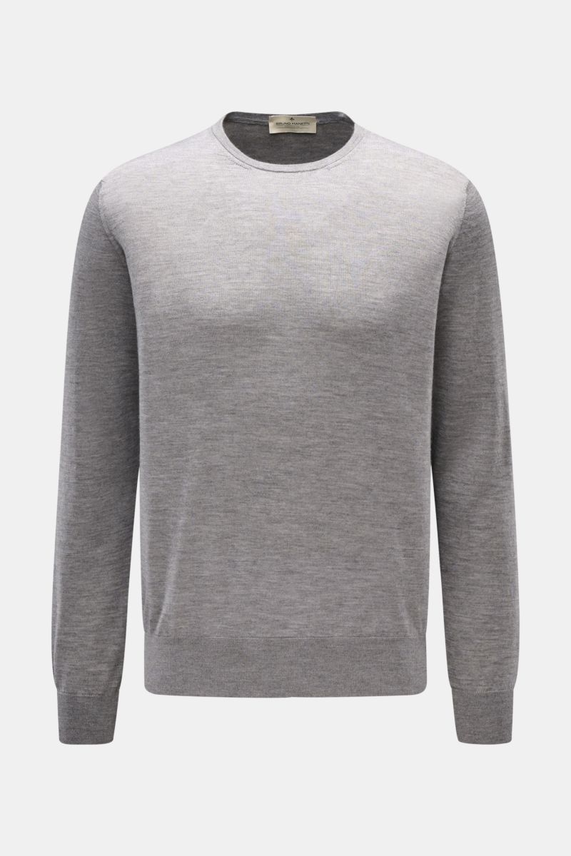 Bruno Manetti Feinstrick-Rundhalspullover grau meliert, frontal fotografiert, Regular Fit, Rundhalsausschnitt, edler Cashmere-Seide-Mix, weiche Rippbündchen, feines Strickbild.