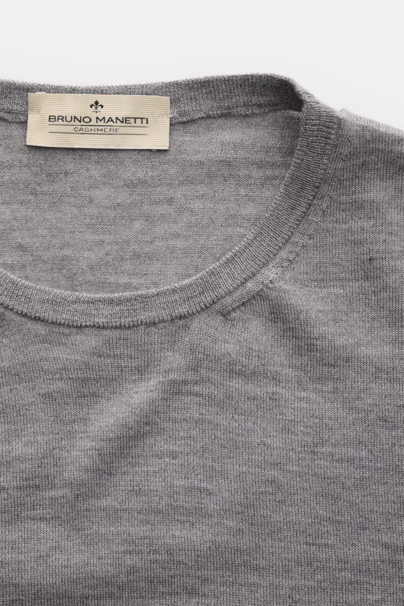 Bruno Manetti Feinstrick-Rundhalspullover grau meliert, Nahaufnahme von oben, feines Strickbild, Rundhalsausschnitt, weicher Cashmere-Seide-Mix.