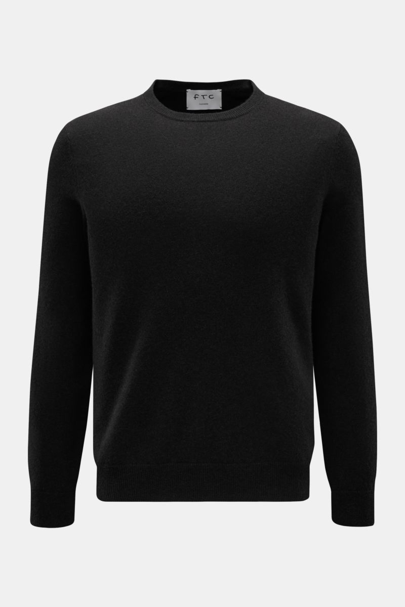 FTC Cashmere Rundhalspullover dunkelbraun, Slim Fit, feines Strickbild, Rundhalsausschnitt, Rippbündchen, aus ultraweichem reinem Cashmere, frontale Ansicht.