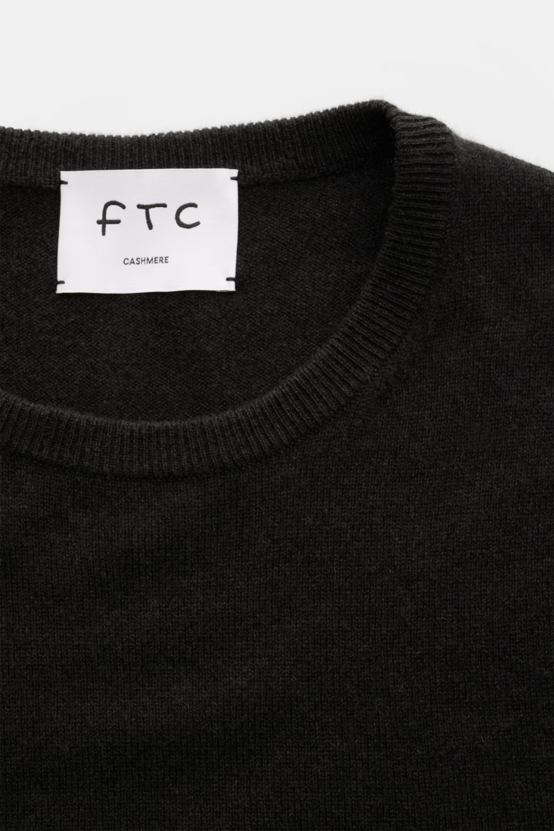 FTC Cashmere Rundhalspullover dunkelbraun aus reiner Cashmere-Qualität, Slim Fit, feines Strickbild, Rundhalsausschnitt, Rippbündchen, Nahaufnahme frontal.