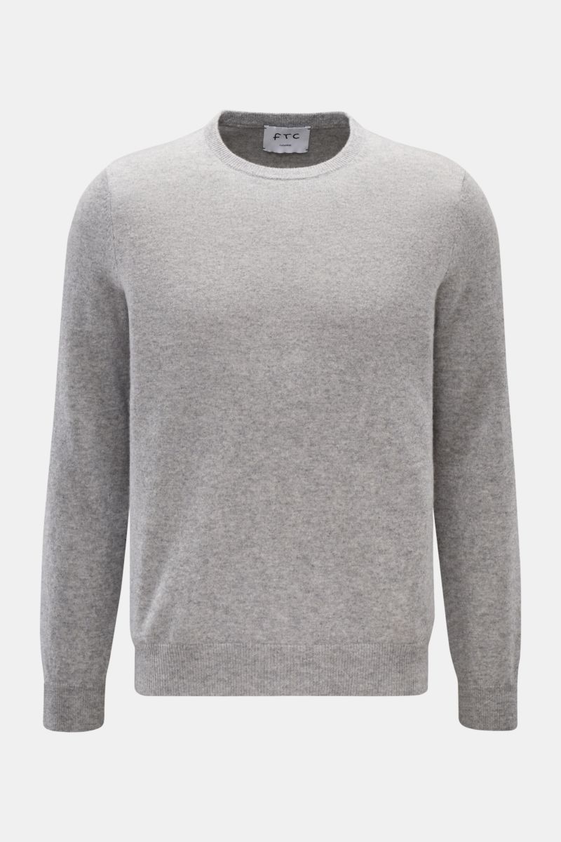 Frontalaufnahme des FTC Cashmere Rundhalspullover grau meliert, Slim Fit mit Rundhalsausschnitt, ultraweiche, reine Cashmere-Qualität, feines Strickbild und komfortable Rippbündchen.