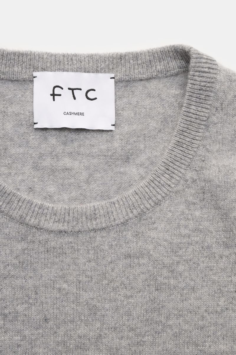 Nahaufnahme aus frontaler Perspektive des FTC Cashmere Rundhalspullover grau meliert mit feinem Strickbild, Slim Fit, Rundhalsausschnitt und komfortablen Rippbündchen.